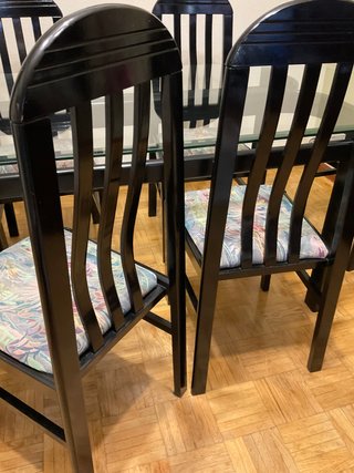 Mesa de cristal con 6 sillas negras