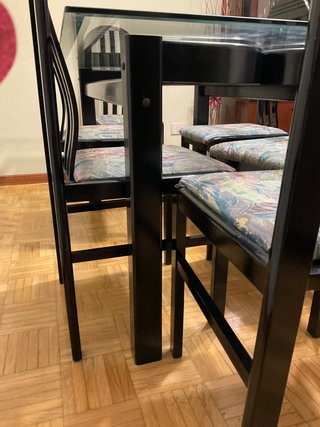 Mesa de cristal con 6 sillas negras