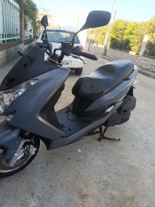 Yamaha Majesty 125 Maxi Scooter Gris