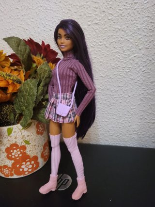 Muñeca barbie articulada con vestido rosa y morado
