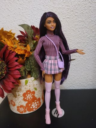 Muñeca barbie articulada con vestido rosa y morado