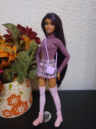 Muñeca barbie articulada con vestido rosa y morado