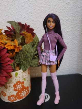 Muñeca barbie articulada con vestido rosa y morado
