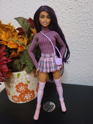 Muñeca barbie articulada con vestido rosa y morado