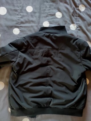 Chaqueta bomber negra y naranja estilo cargo