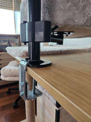 Cama para gato en mesa