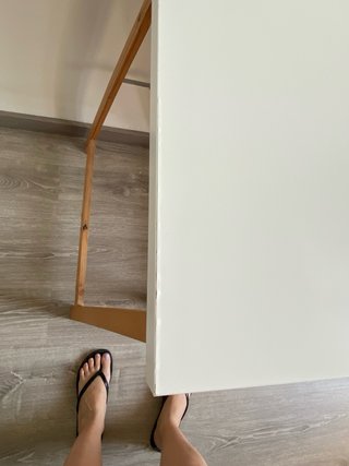 Scrivania bianca con gambe in legno