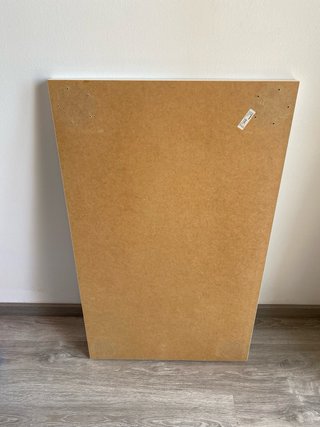 Scrivania bianca con gambe in legno
