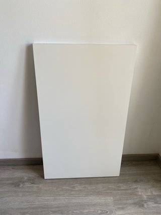Scrivania bianca con gambe in legno