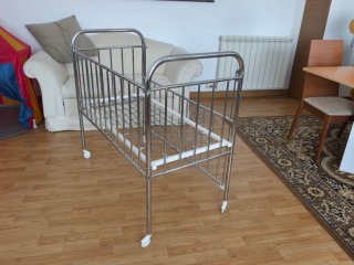 Cuna bebé cromada con ruedas