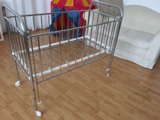 Cuna bebé cromada con ruedas