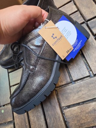 Zapatos de mujer negros y plateados