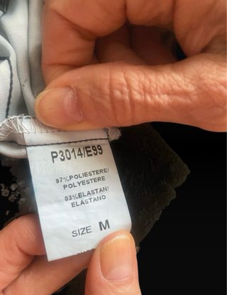 Pantaloni neri con stampa giraffa