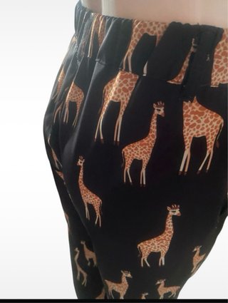 Pantaloni neri con stampa giraffa