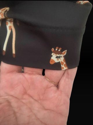 Pantaloni neri con stampa giraffa