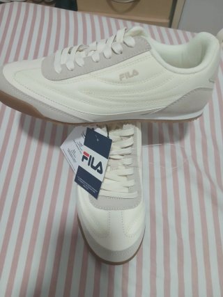 Zapatillas Fila Beige y Blancas Mujer