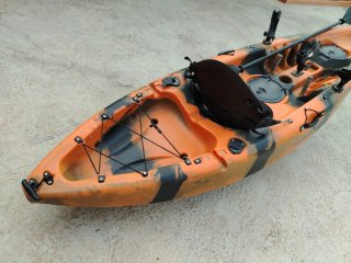 Kayak de pesca con sonda y complementos