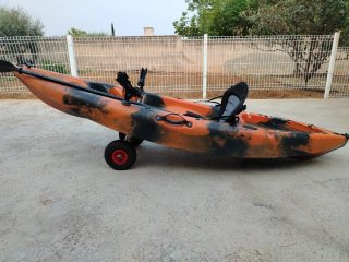 Kayak de pesca con sonda y complementos