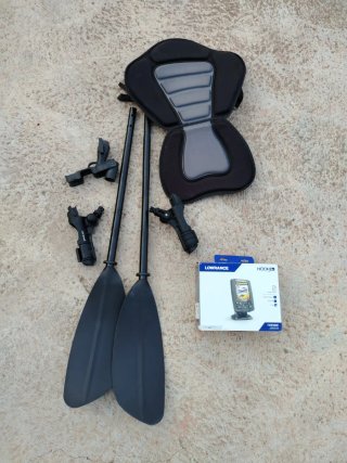 Kayak de pesca con sonda y complementos