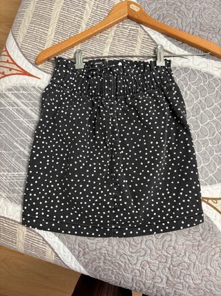 Falda morada con cinturón y falda negra de lunares