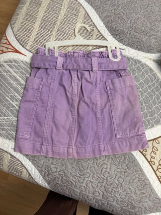 Falda morada con cinturón y falda negra de lunares