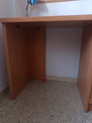 Escritorio de madera con cajones