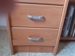 Escritorio de madera con cajones