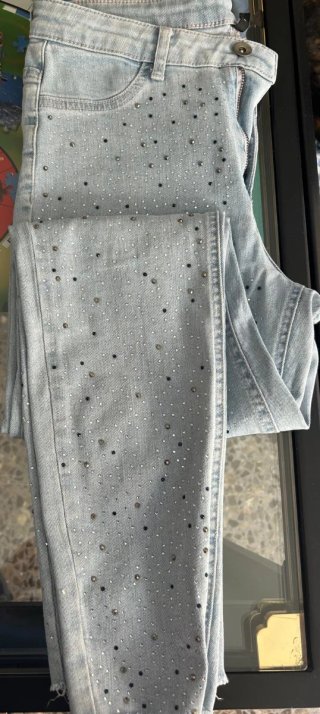 Pantalón vaquero con pedrería