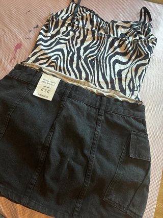 Falda Pull&Bear y top Cebra