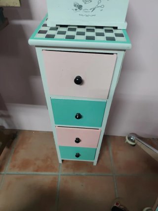 Mueble cajonero con máquina de coser