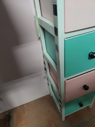 Mueble cajonero con máquina de coser