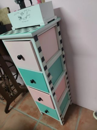 Mueble cajonero con máquina de coser