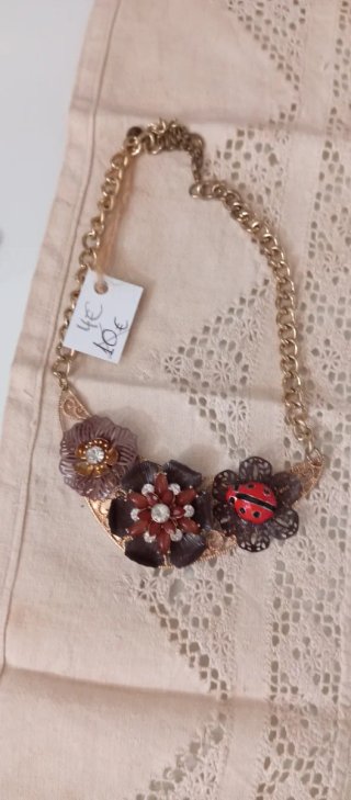 Collar gargantilla flores y mariquita