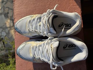 Zapatillas Asics plateadas y blancas