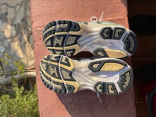 Zapatillas Asics plateadas y blancas
