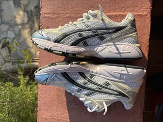 Zapatillas Asics plateadas y blancas