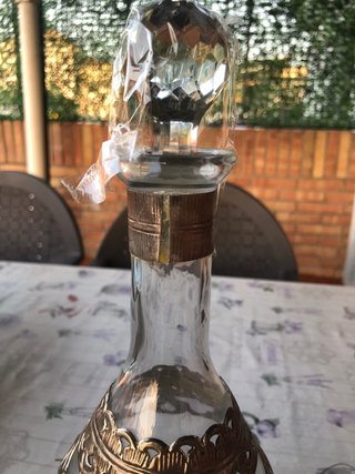 Botella cristal y 2 cántaros decorativos