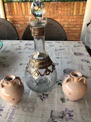 Botella cristal y 2 cántaros decorativos