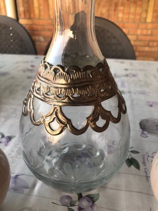 Botella cristal y 2 cántaros decorativos