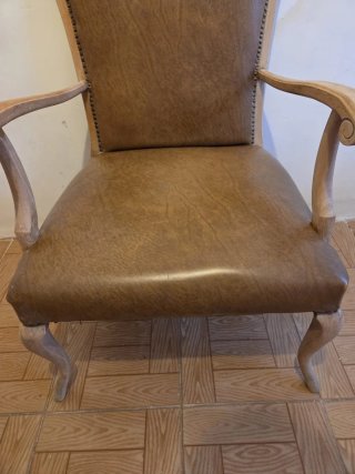 Sillón antiguo piel y madera