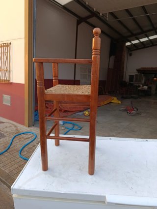 Trona de madera para niños