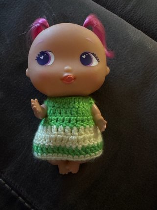Muñeca Belly con vestido tejido