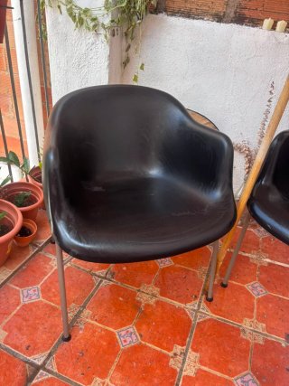 Sillas negras de plástico y metal