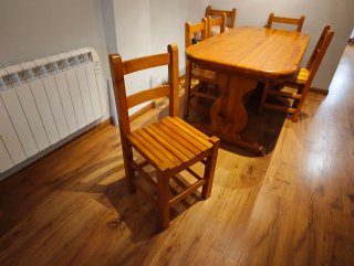Mesa de comedor de madera con 8 sillas