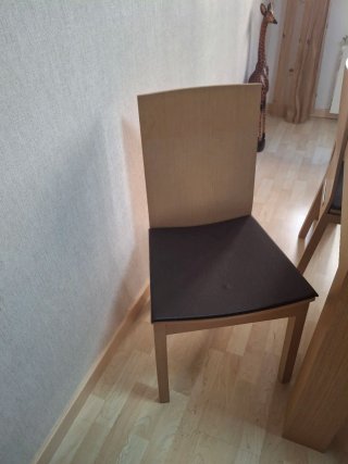 Mesa de comedor extensible y 4 sillas.