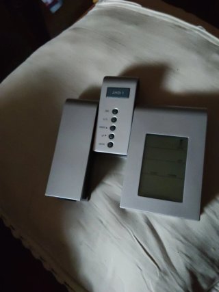 Reloj LCD Multifuncional con Proyector