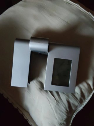Reloj LCD Multifuncional con Proyector