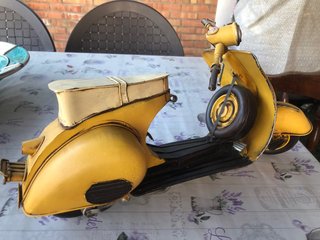 Vespa de hojalata amarilla