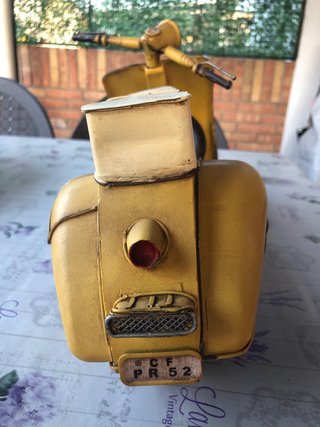 Vespa de hojalata amarilla
