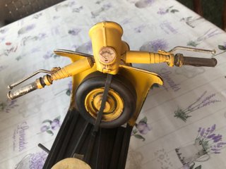 Vespa de hojalata amarilla